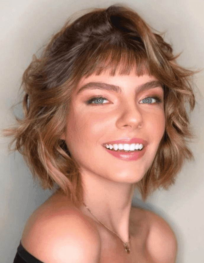 Cabelo curto ondulado com franja: Oibonita/Pinterest 