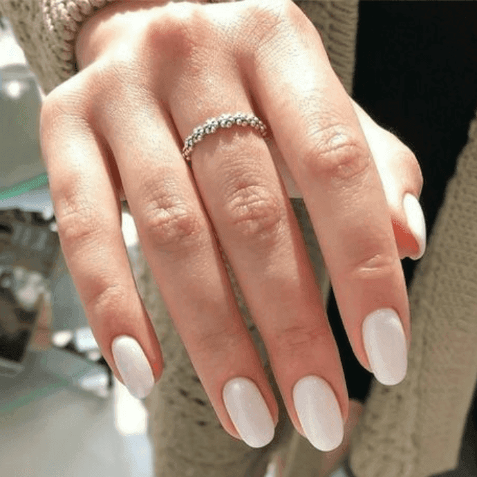 Unhas simples amendoadas: Marina Brei/Pinterest