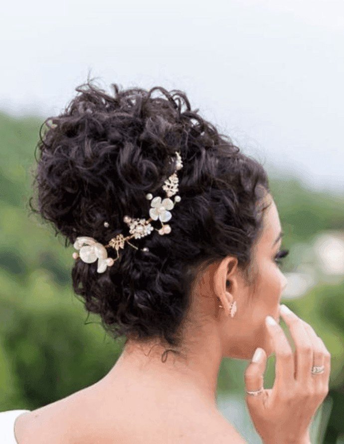 Penteado noiva cacheado coque com acessório: Dicas de Mulher/Pinterest