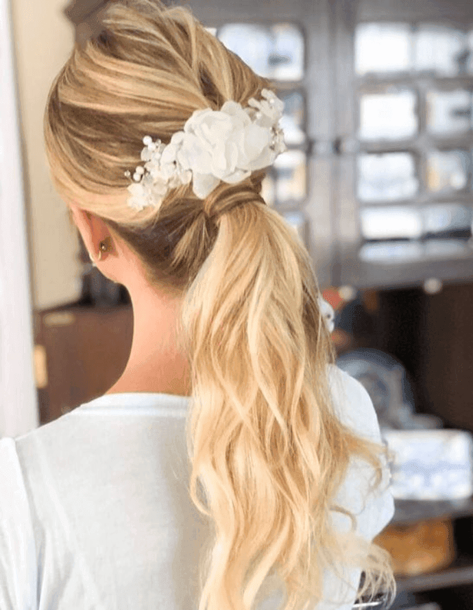 Penteado noiva - Rabo de cavalo com acessório: Ateliê Bem Casada/Pinterest