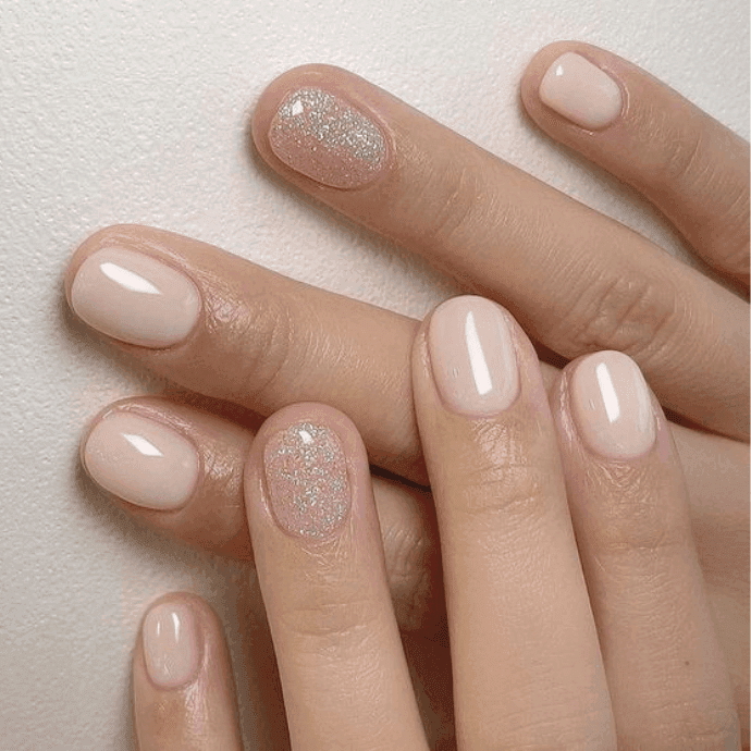 Unhas simples bege rosado com glitter: Jewelry/Pinterest