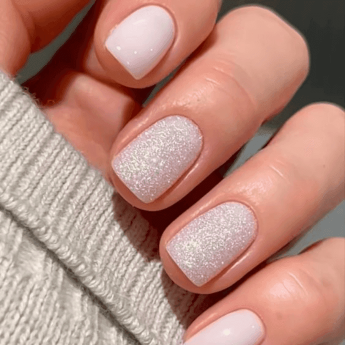 Unhas simples branca com glitter: M/Pinterest