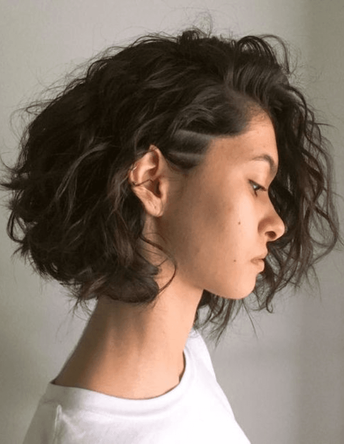 Cabelo curto ondulado com sidecut: Hair Adviser/Pinterest