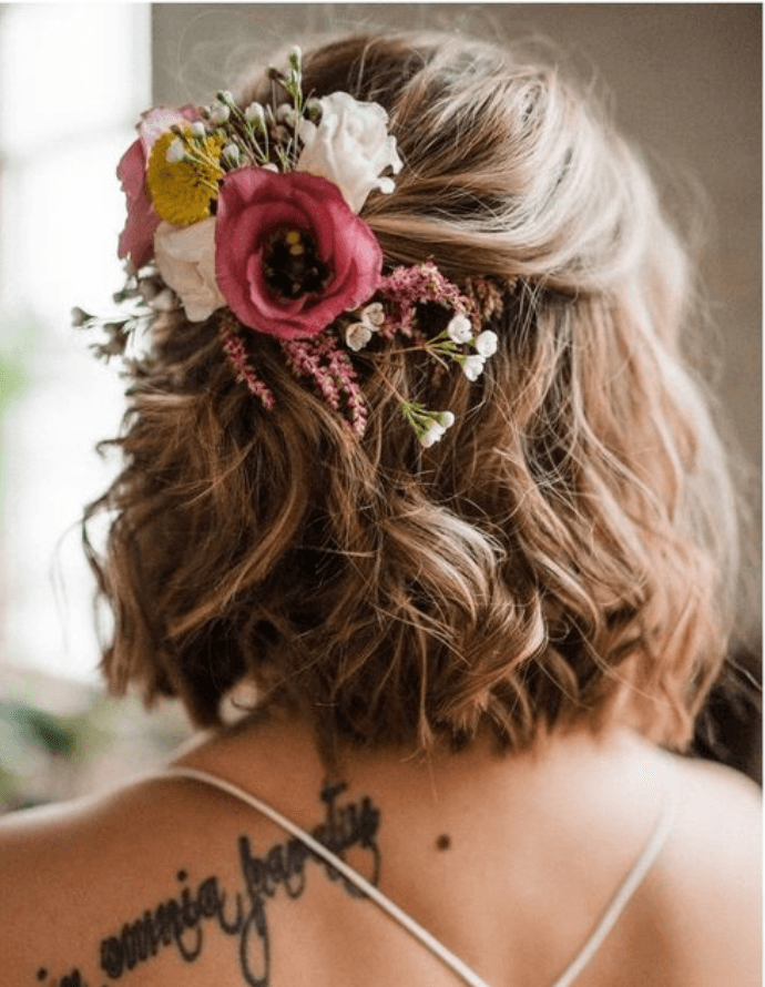 Penteado noiva cabelo curto com flores: Noiva Ansiosa • Casamentos + Festas/Pinterest