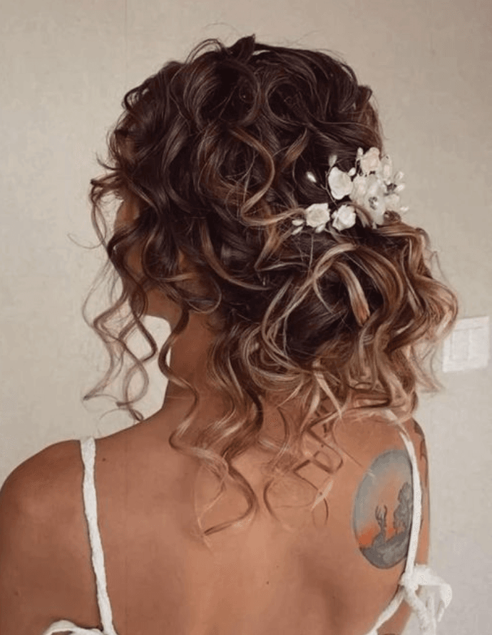 Penteado noiva cacheado preso: Curly bridal hair, Hair styles, Curly hair updo wedding/Pinterest