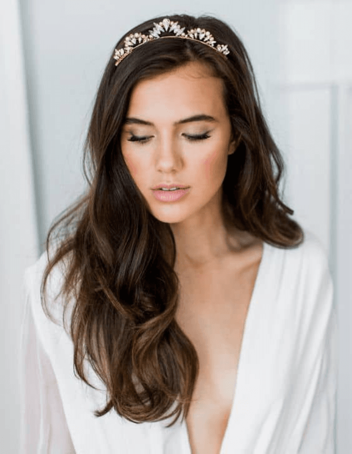 Penteado noiva simples tiara: Lápis de Noiva/Pinterest